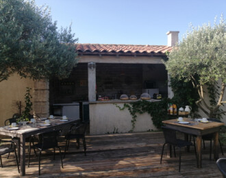 Petit-déjeuner en terrasse